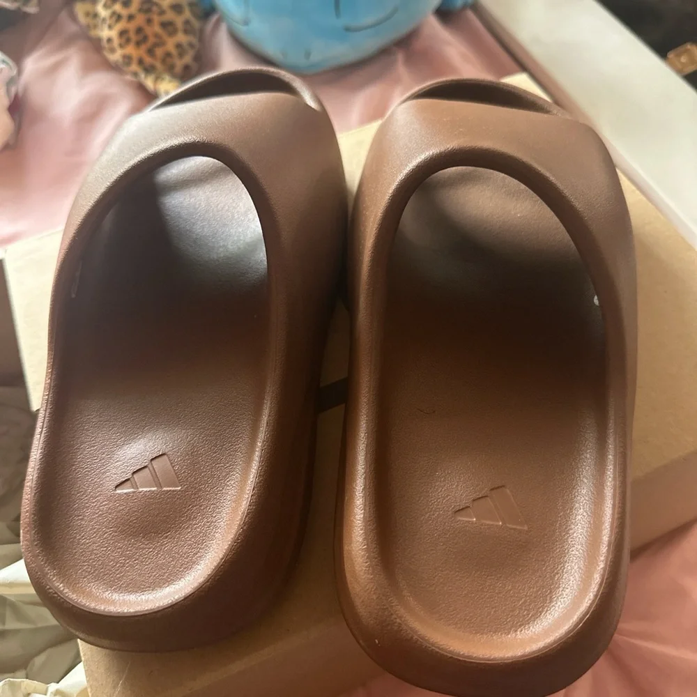 yeezy slides *flax color*